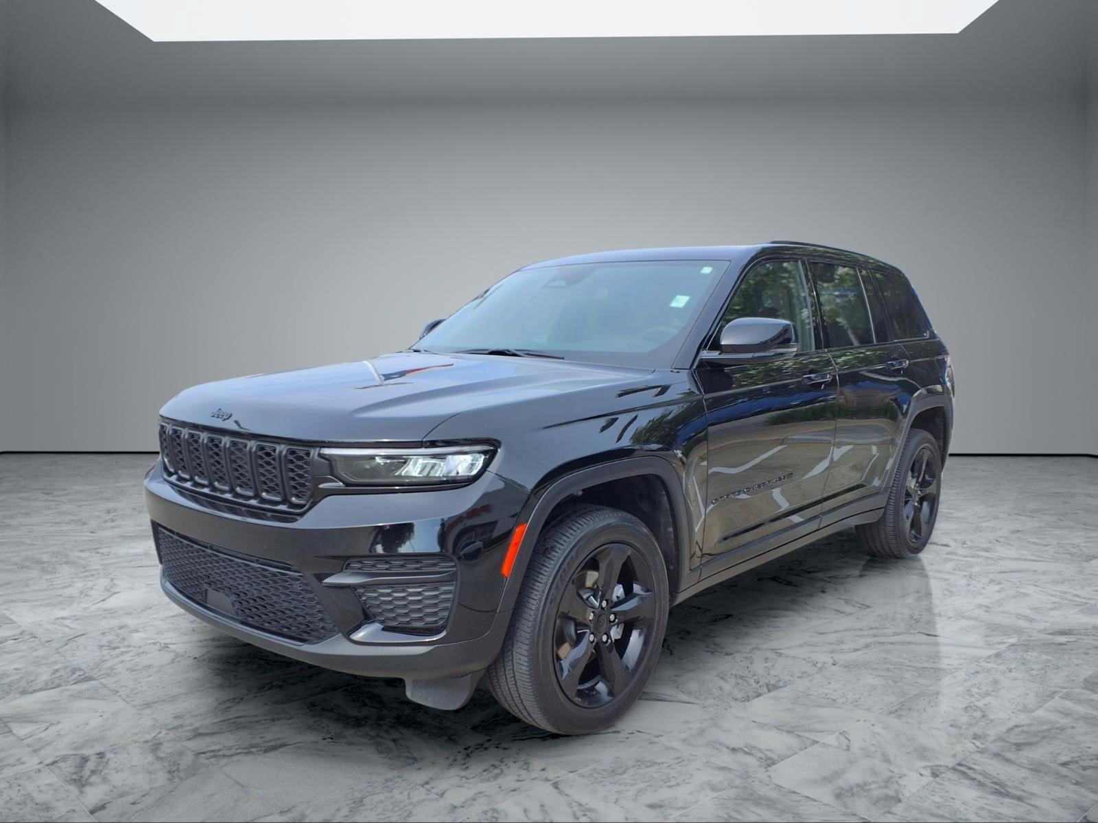 Used 2023 Jeep Grand Cherokee Altitude RWD image 3