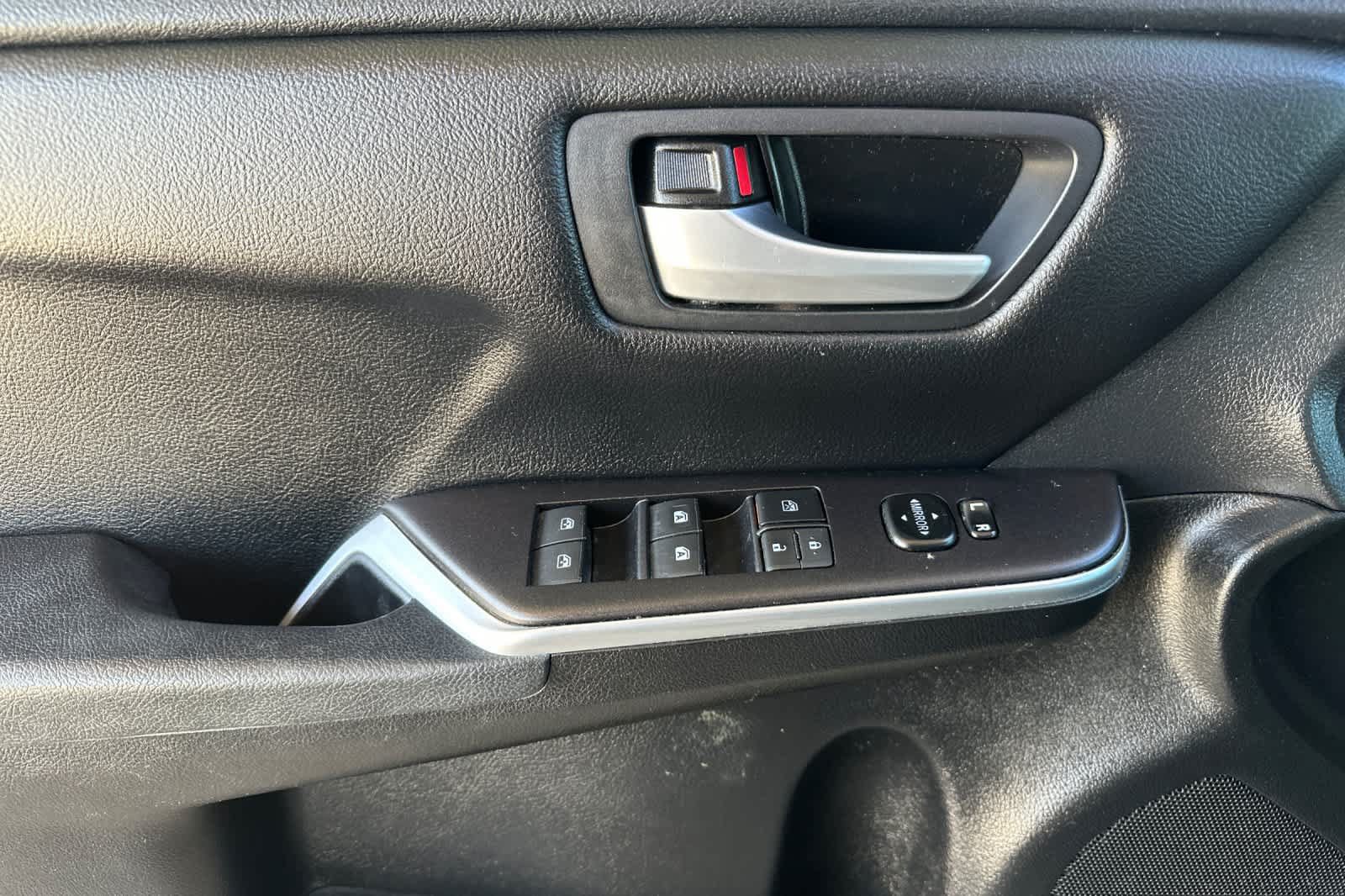 Used 2016 Toyota Camry LE FWD image 12