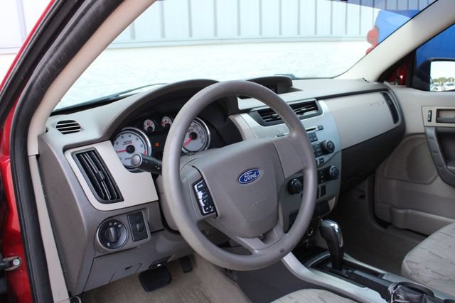 Used 2011 Ford Focus SE w/ Sedan SE Appearance Pkg FWD image 2