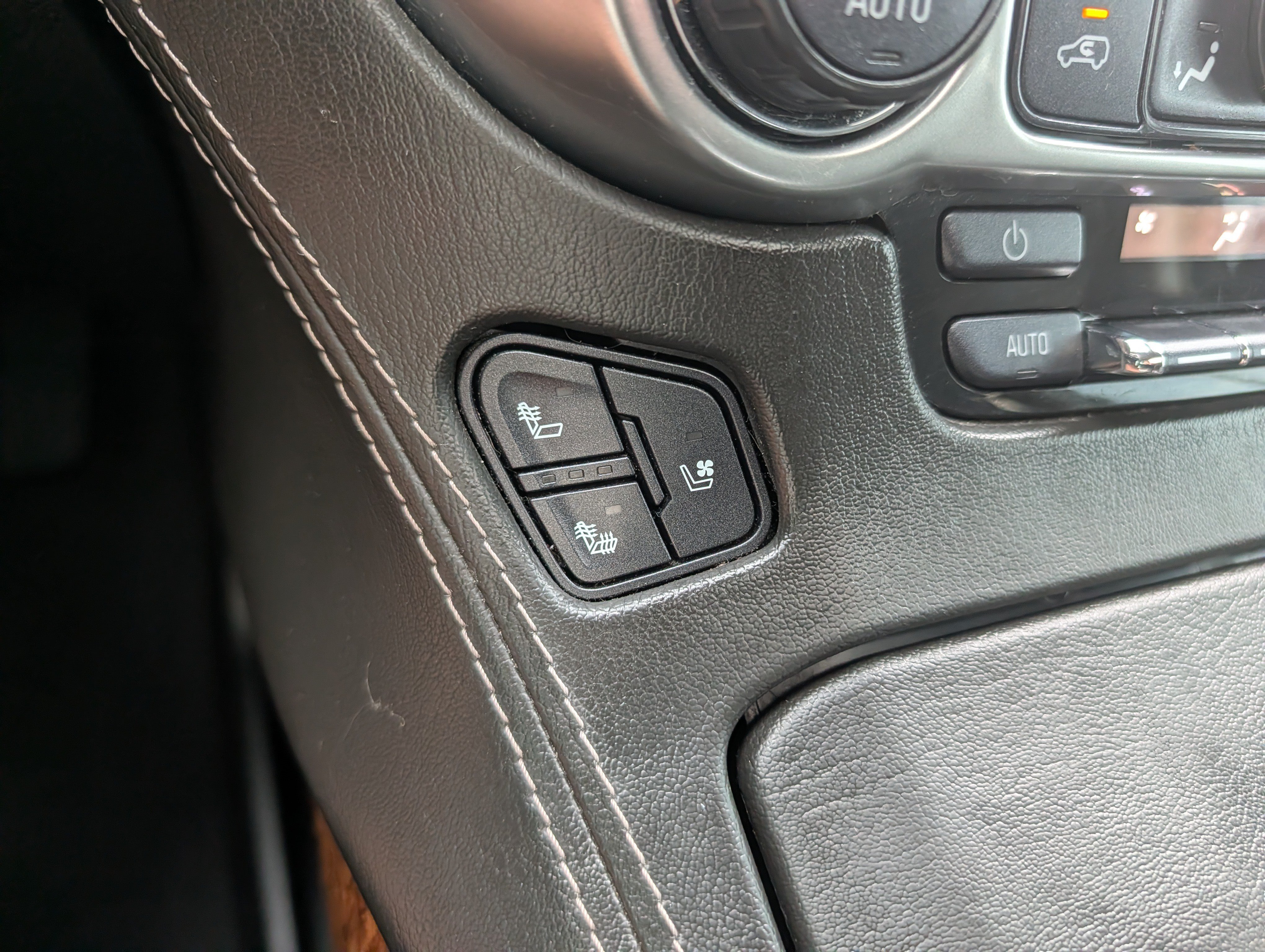 Used 2020 Chevrolet Tahoe Premier AWD/4WD image 32