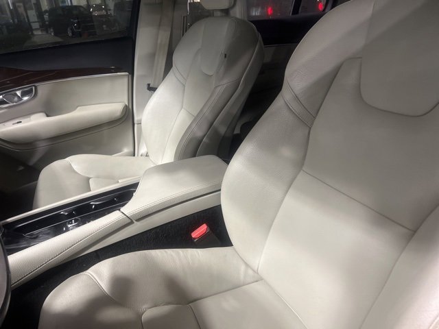 Used 2017 Volvo XC90 T5 Momentum w/ Vision Package image 8