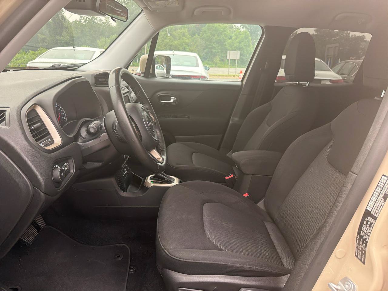 Used 2016 Jeep Renegade Latitude FWD image 19
