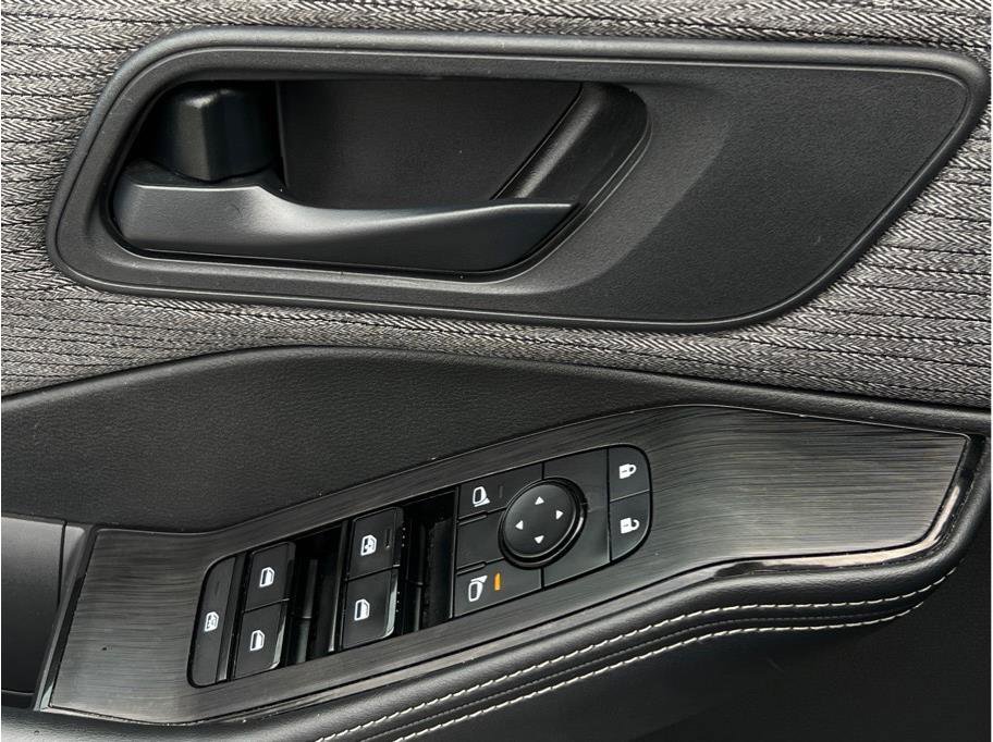 Used 2021 Nissan Rogue S image 18