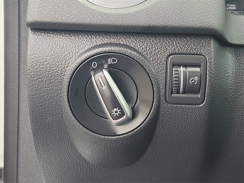 Used 2017 Volkswagen Tiguan Limited w/ Premium Package image 30