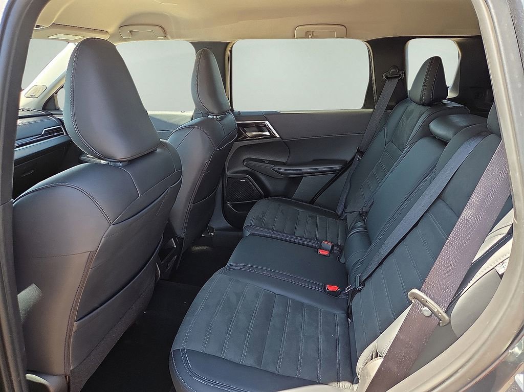 Used 2025 Mitsubishi Outlander SE image 17