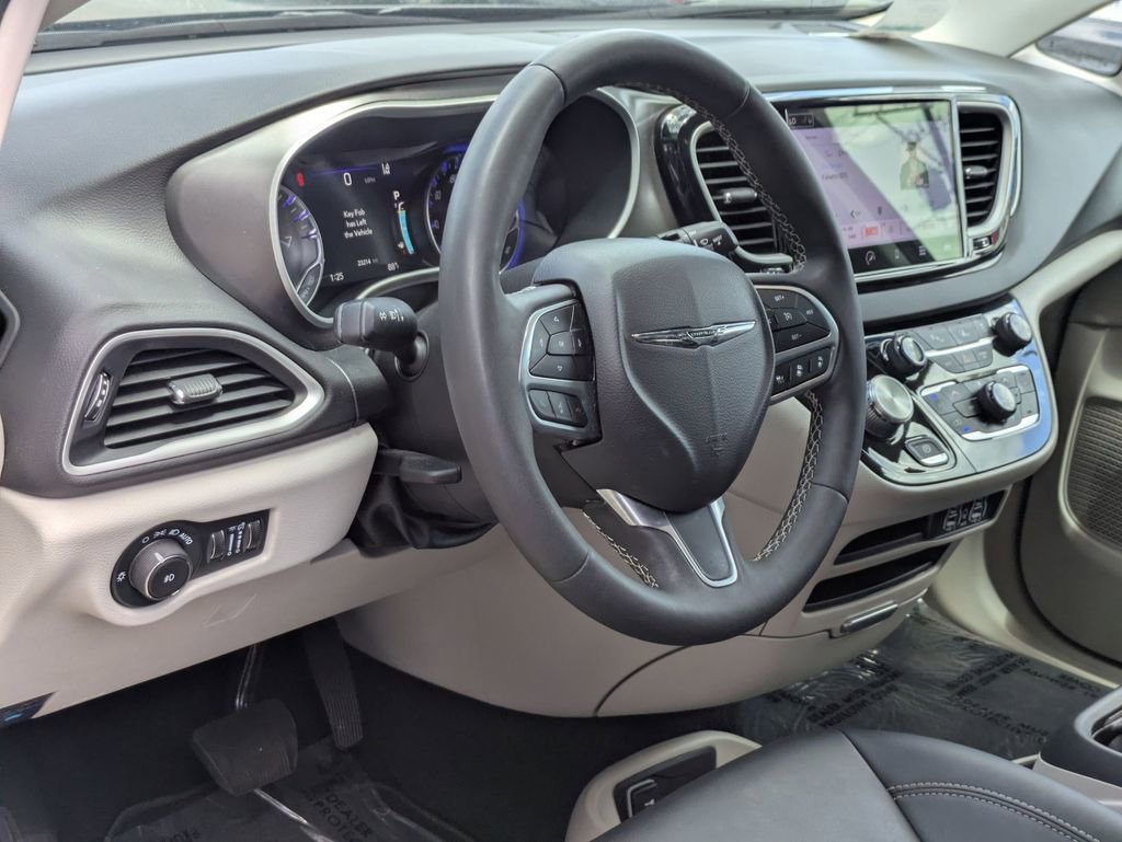 Used 2024 Chrysler Pacifica Touring-L image 14