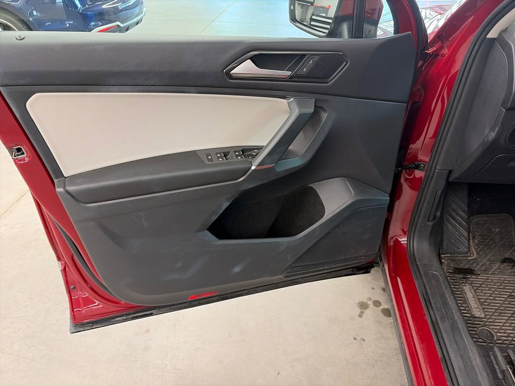 Used 2018 Volkswagen Tiguan SE AWD/4WD image 21