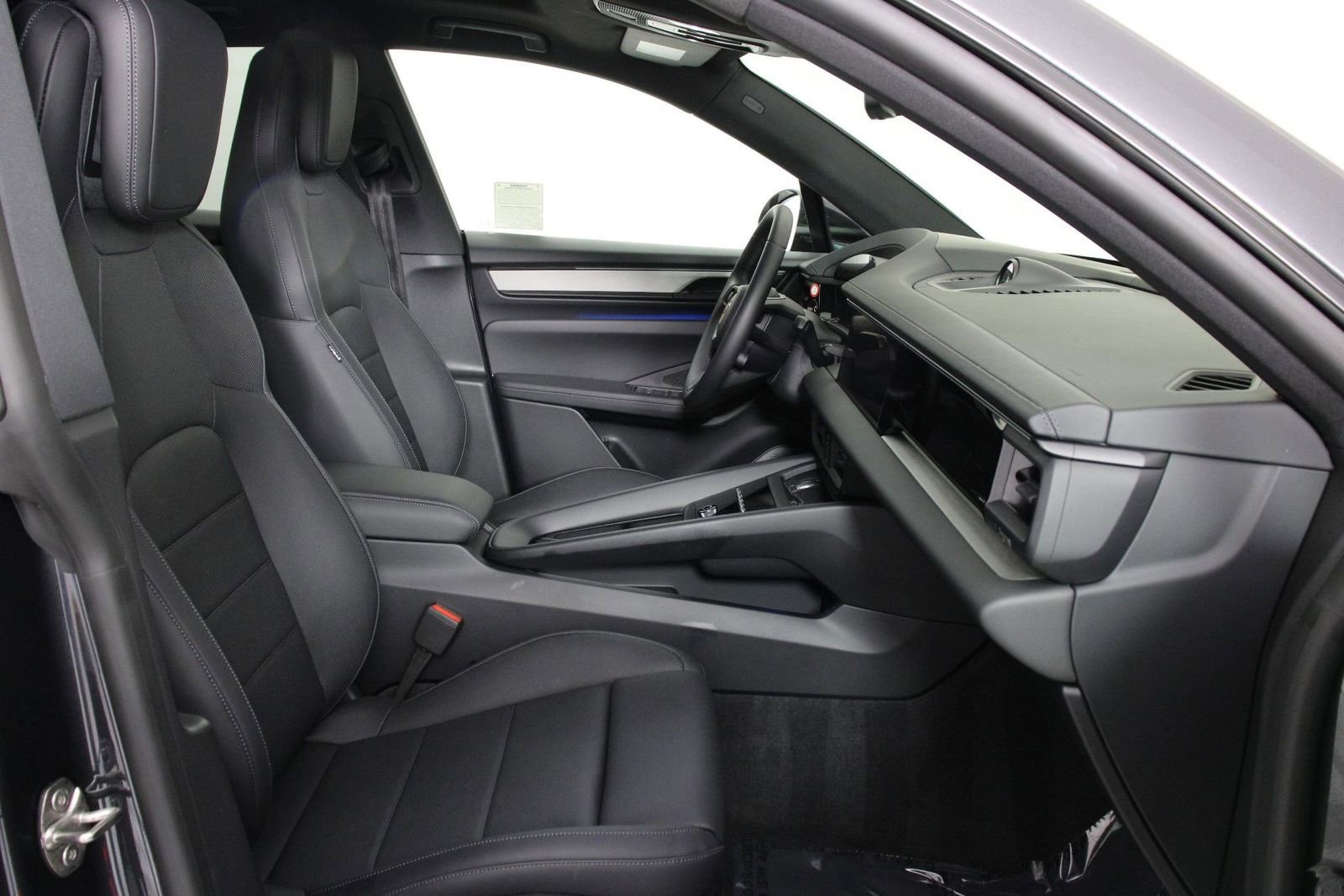 Used 2025 Porsche Macan 4 Electric AWD/4WD image 29