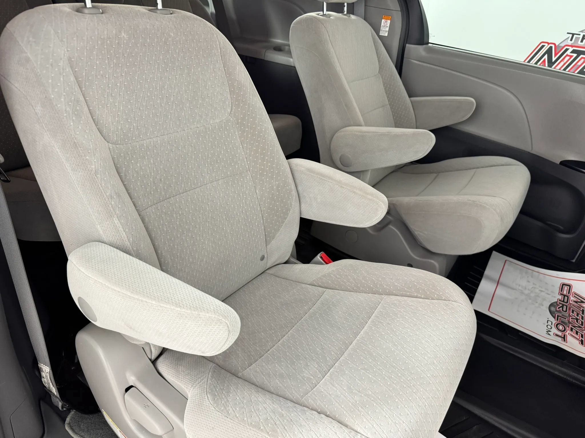 Used 2019 Toyota Sienna LE AWD/4WD image 35