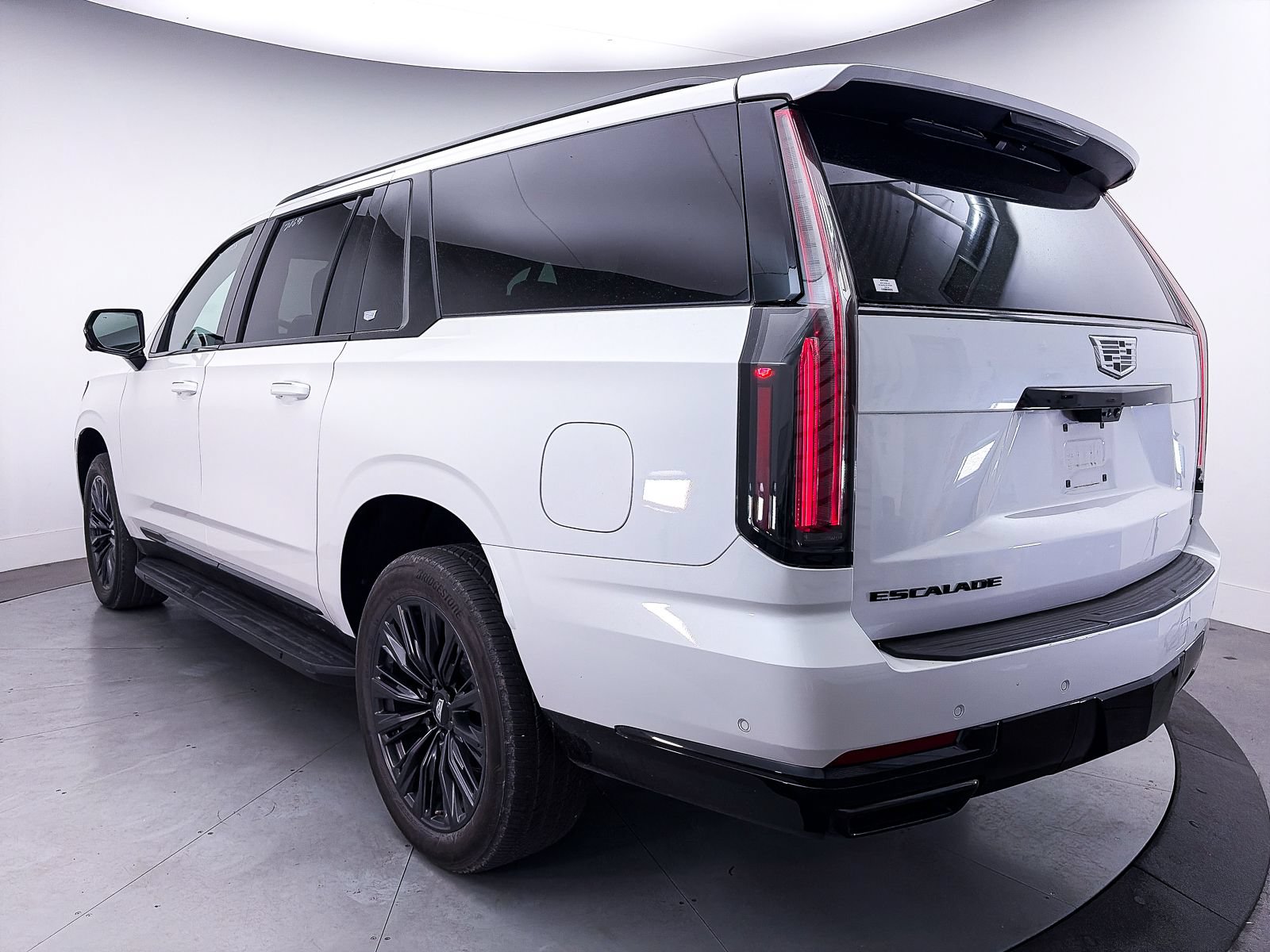 Used 2025 Cadillac Escalade ESV Sport w/ LPO, ONYX Package AWD/4WD image 16