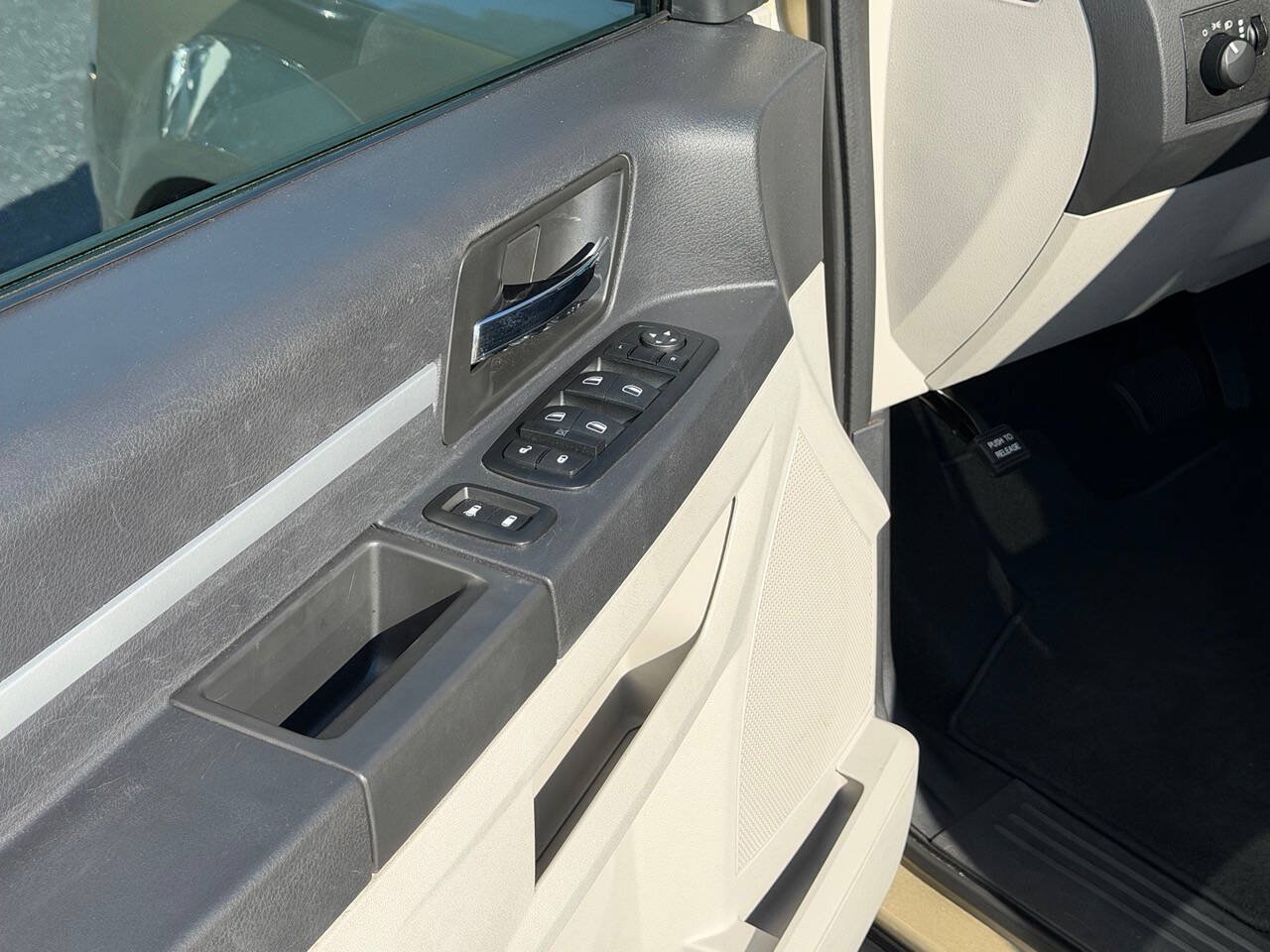 Used 2010 Dodge Grand Caravan Hero w/ Entertainment Group 1 FWD image 18