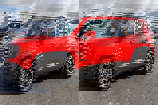 Used 2018 Jeep Renegade Latitude w/ Cold Weather Group image 3