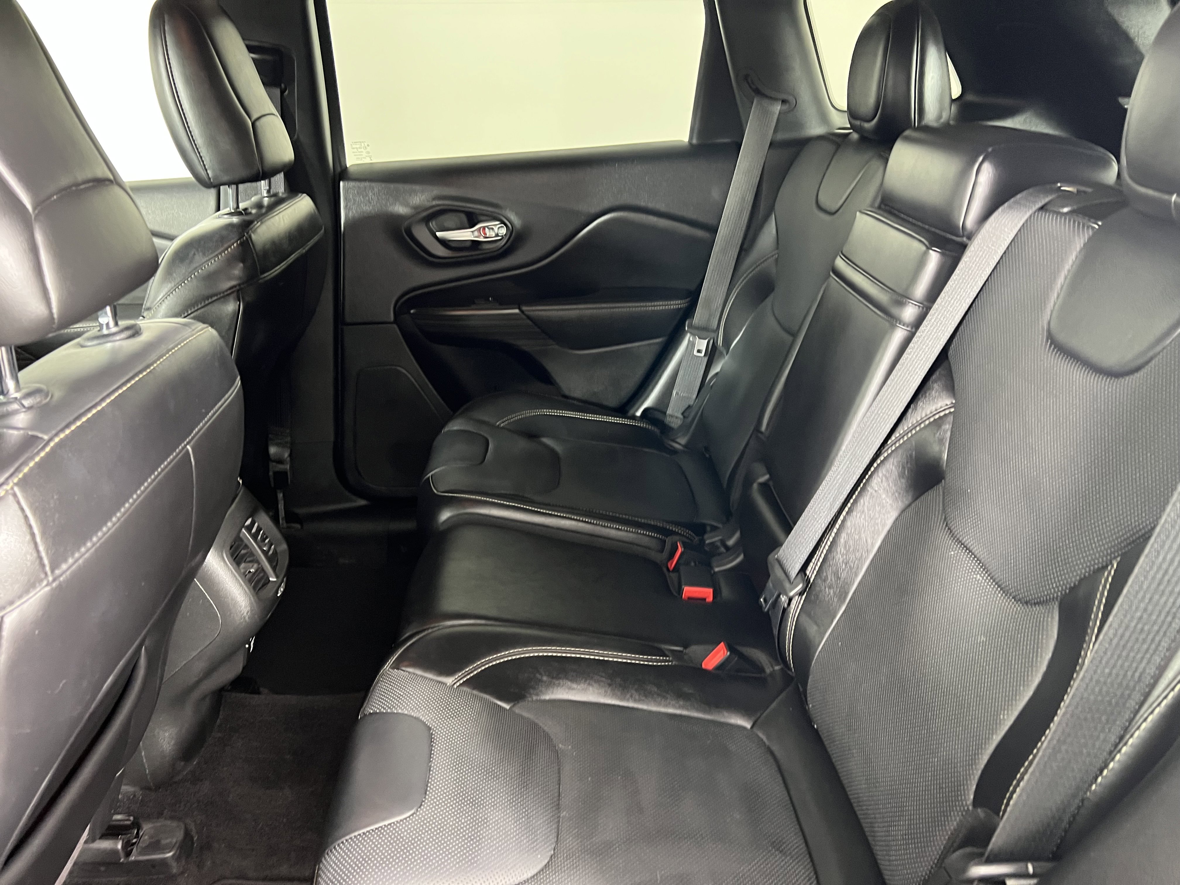 Used 2015 Jeep Cherokee Limited w/ Luxury Group AWD/4WD image 19