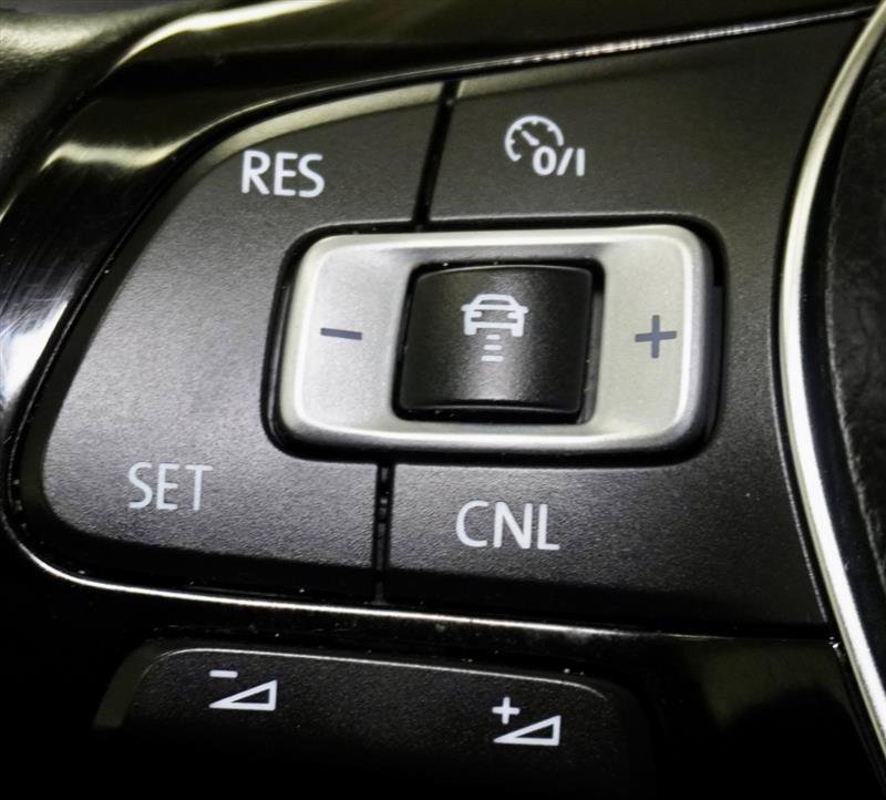 Used 2018 Volkswagen Tiguan SEL image 39