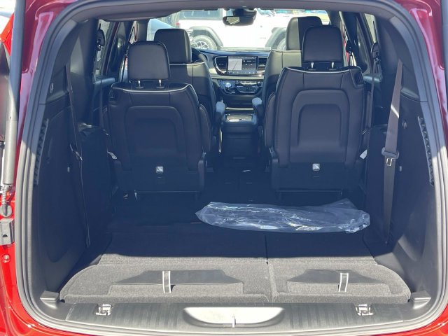 New 2027 Chrysler Pacifica Limited FWD image 10