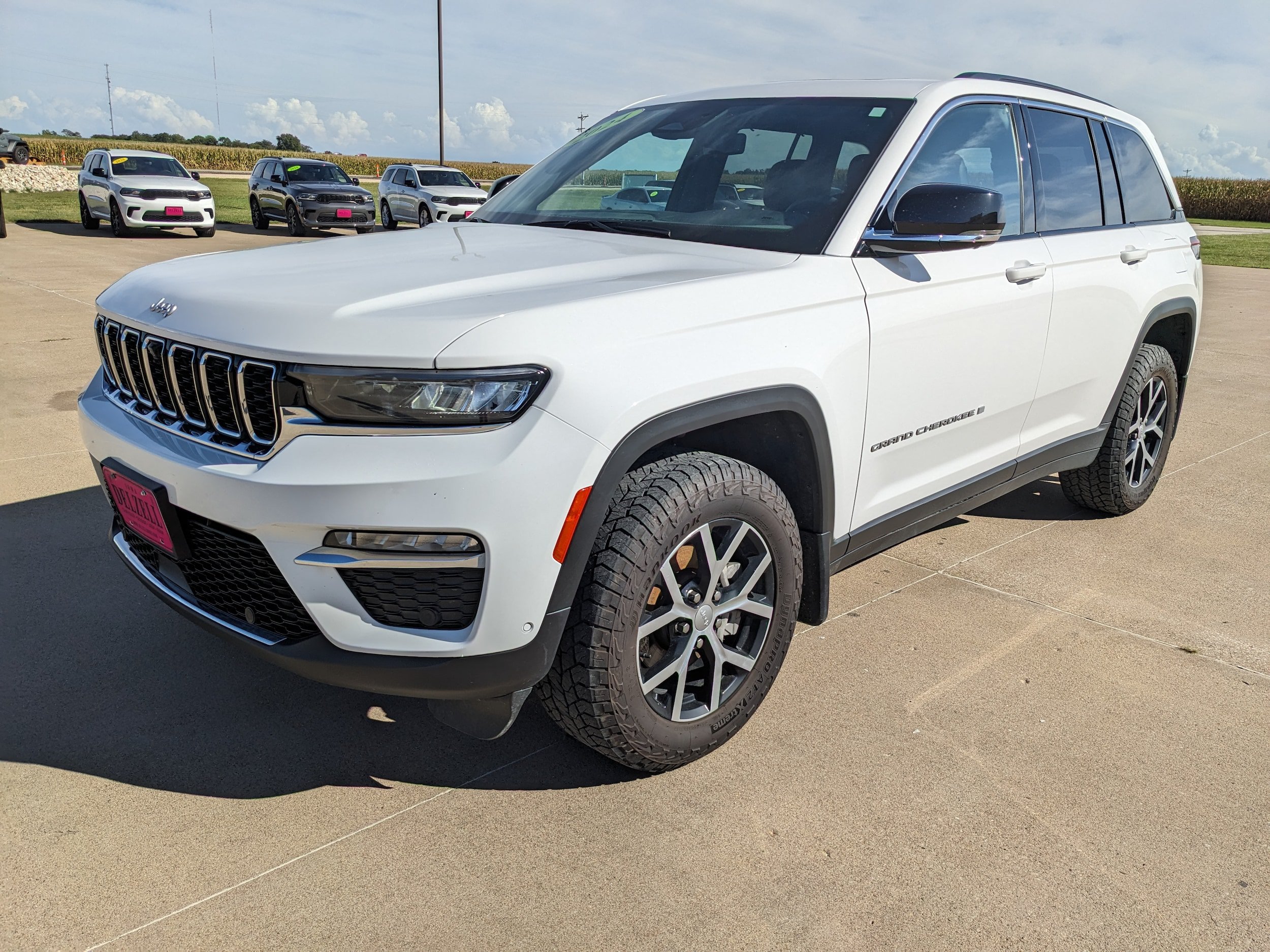 Used 2024 Jeep Grand Cherokee Limited w/ Luxury Tech Group II AWD/4WD image 4