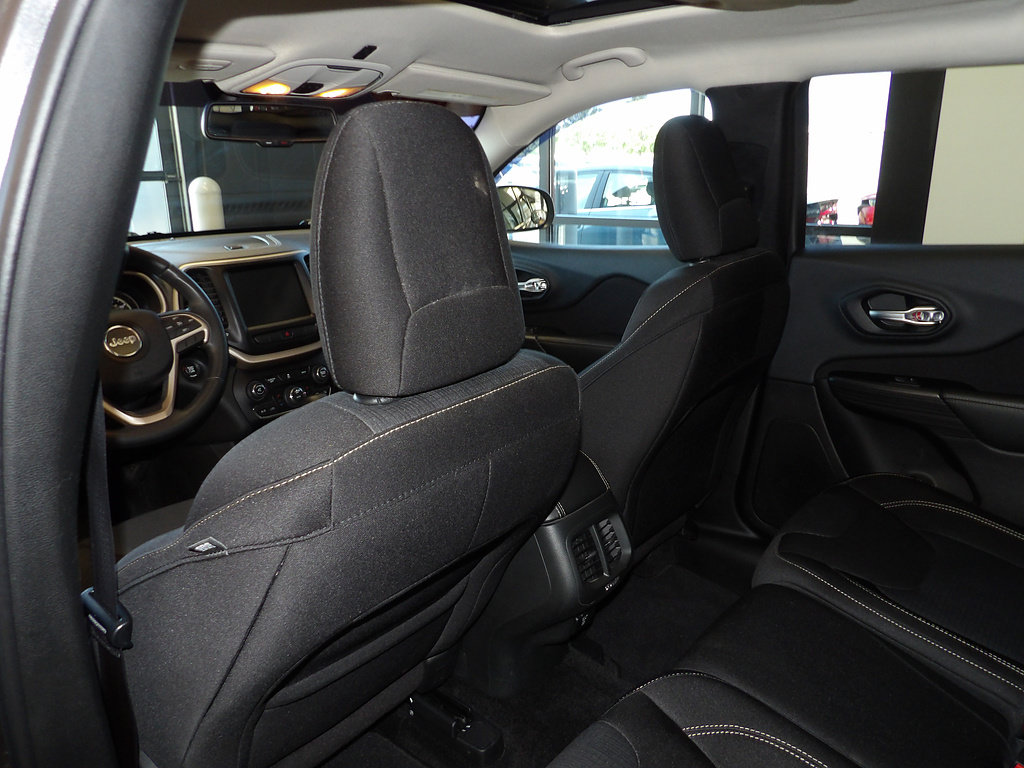 Used 2015 Jeep Cherokee Latitude w/ Comfort/Convenience Group AWD/4WD image 22