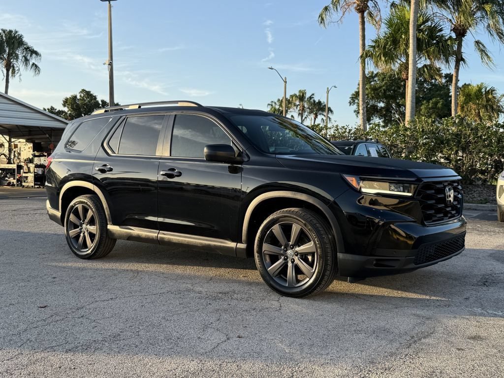 Used 2025 Honda Pilot Sport image 2