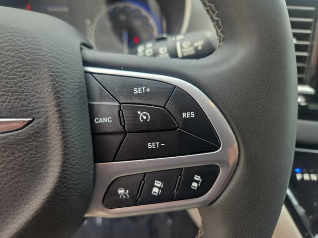 Used 2023 Chrysler Pacifica Touring-L FWD image 21
