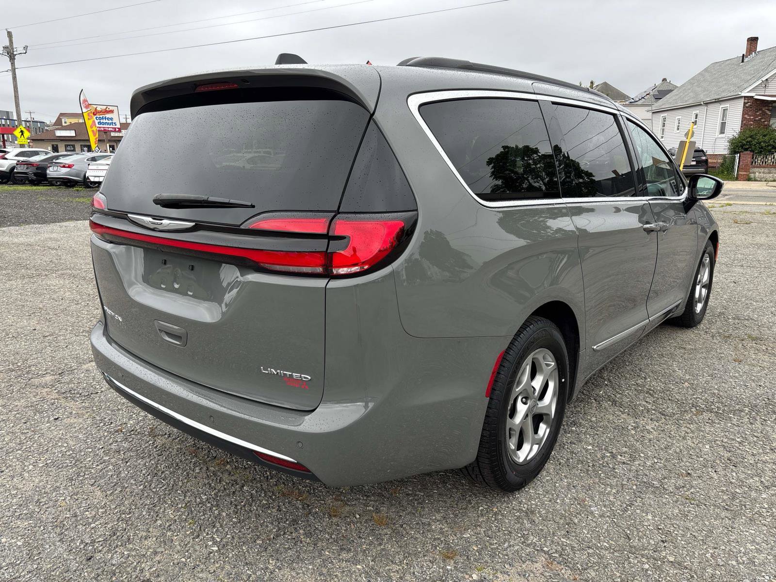 Used 2023 Chrysler Pacifica Limited image 5