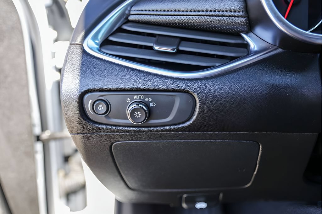 Used 2020 Chevrolet Malibu Premier FWD image 18