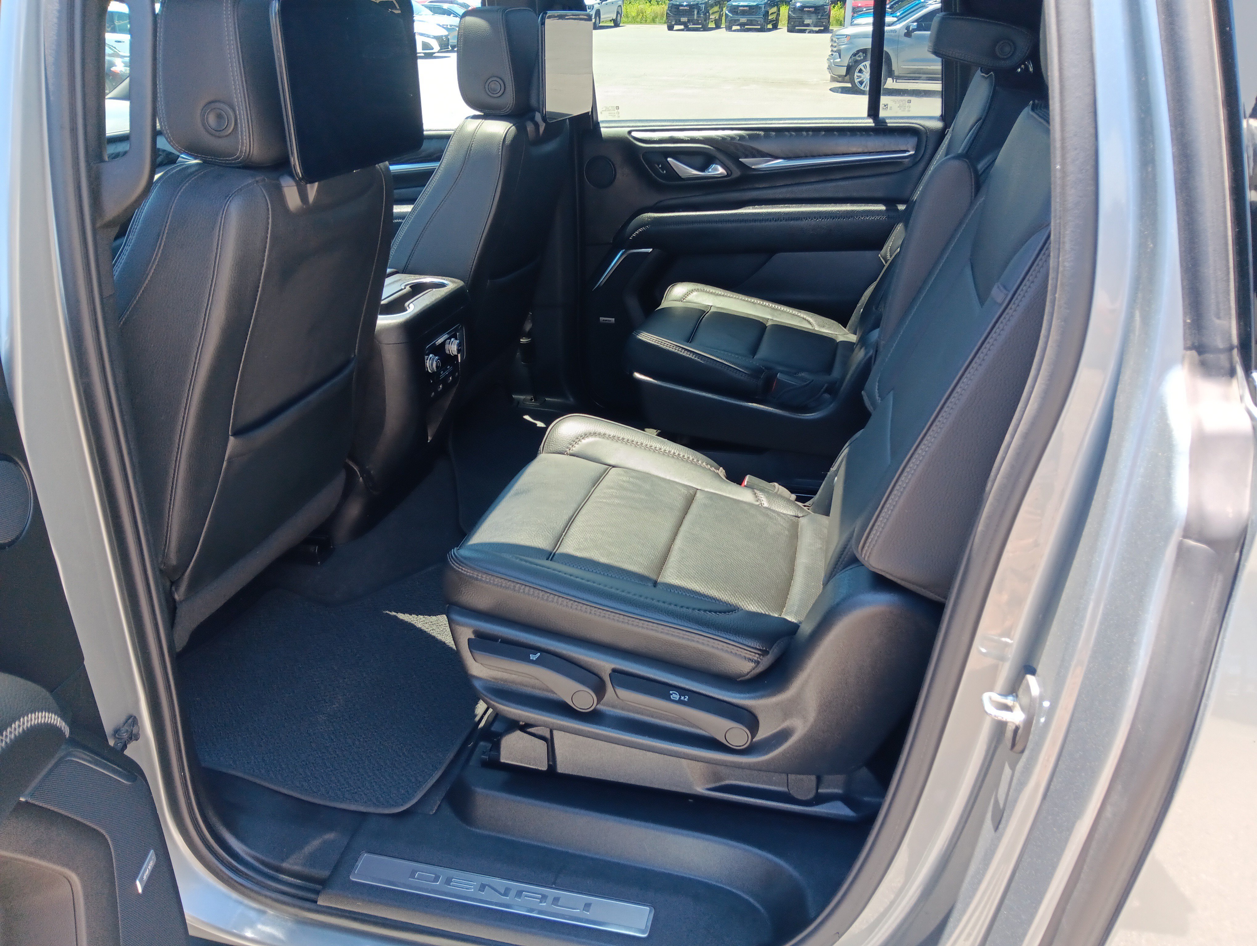 Used 2023 GMC Yukon XL Denali w/ Denali Reserve Package AWD/4WD image 18