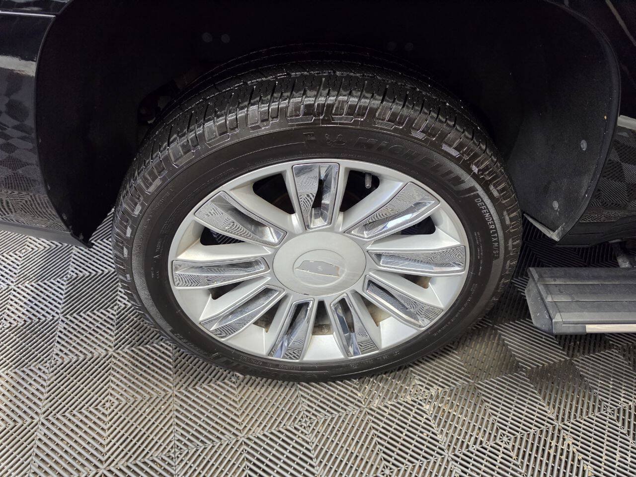 Used 2017 Cadillac Escalade Platinum RWD image 38