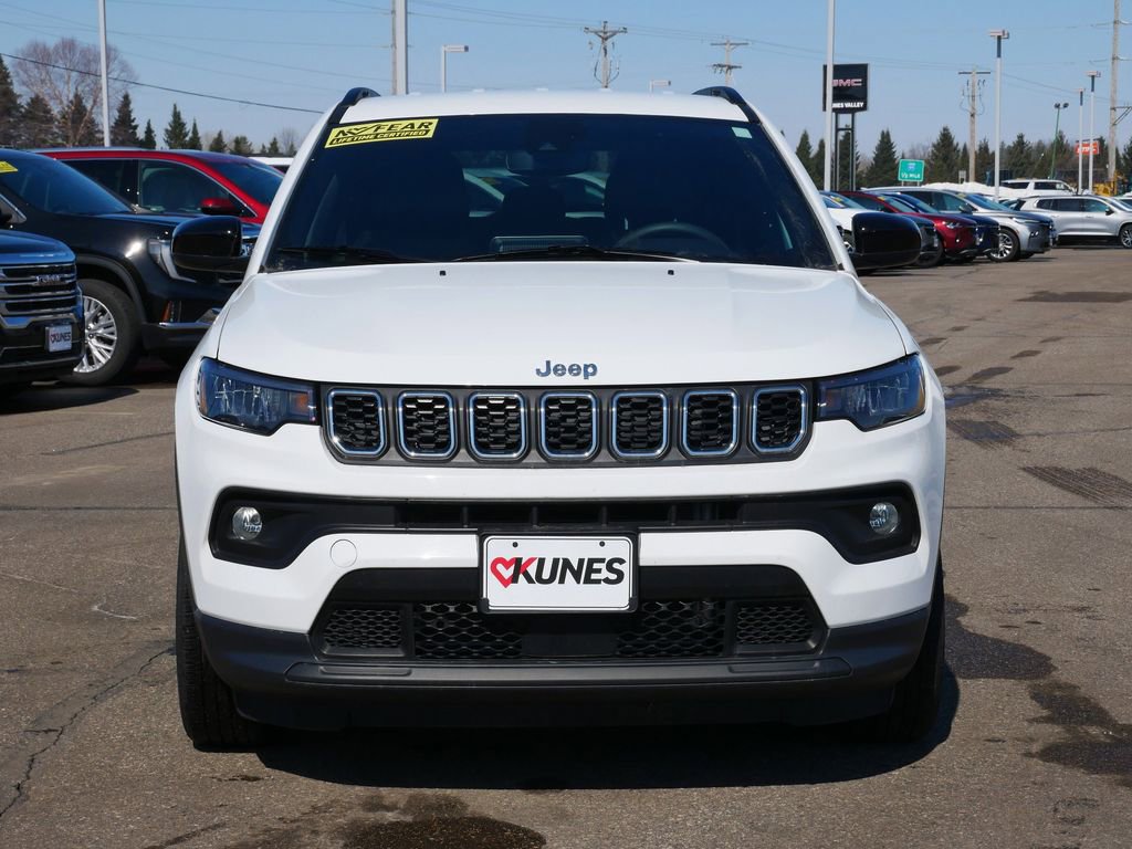 Used 2025 Jeep Compass Latitude AWD/4WD image 2