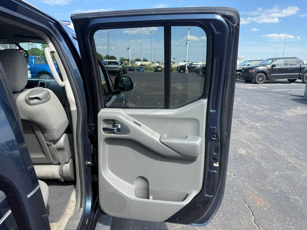 Used 2013 Nissan Frontier SV w/ SV Value Truck Pkg AWD/4WD image 47