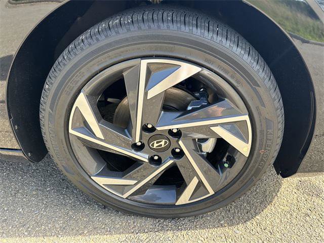 New 2025 Hyundai Elantra Limited image 12