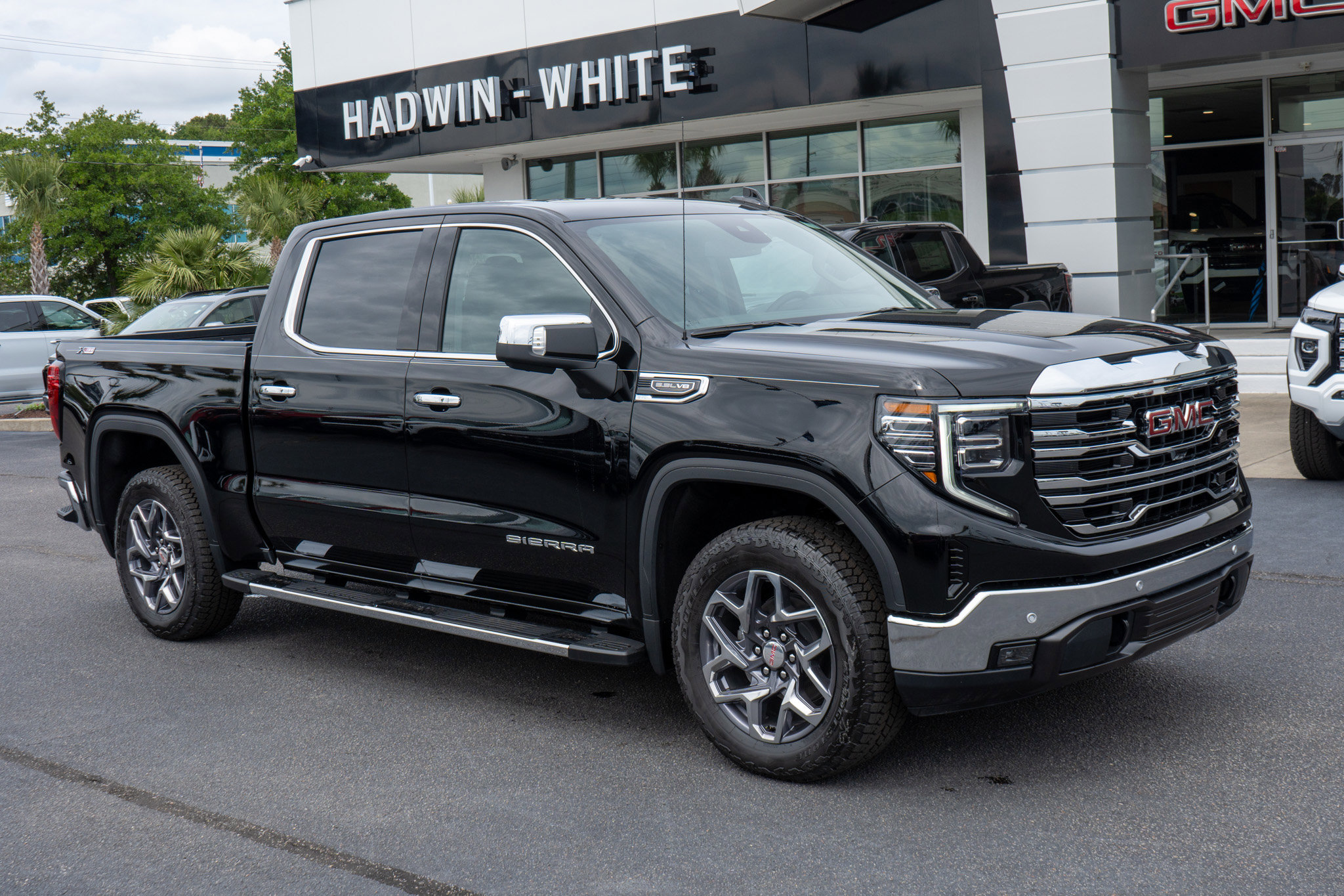 New 2026 GMC Sierra 1500 SLT AWD/4WD image 1