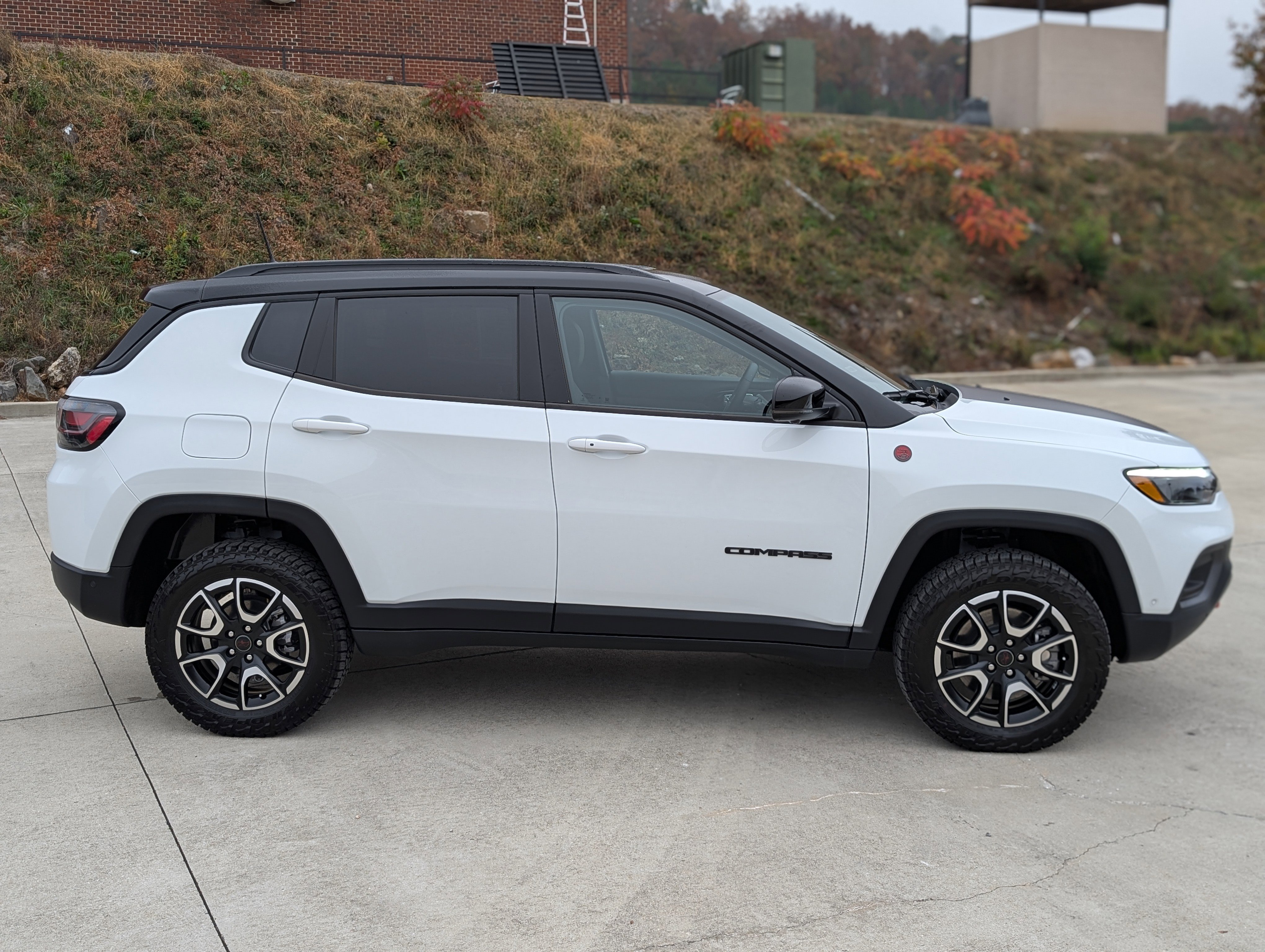 Used 2025 Jeep Compass Trailhawk w/ Trailhawk Elite Group image 8