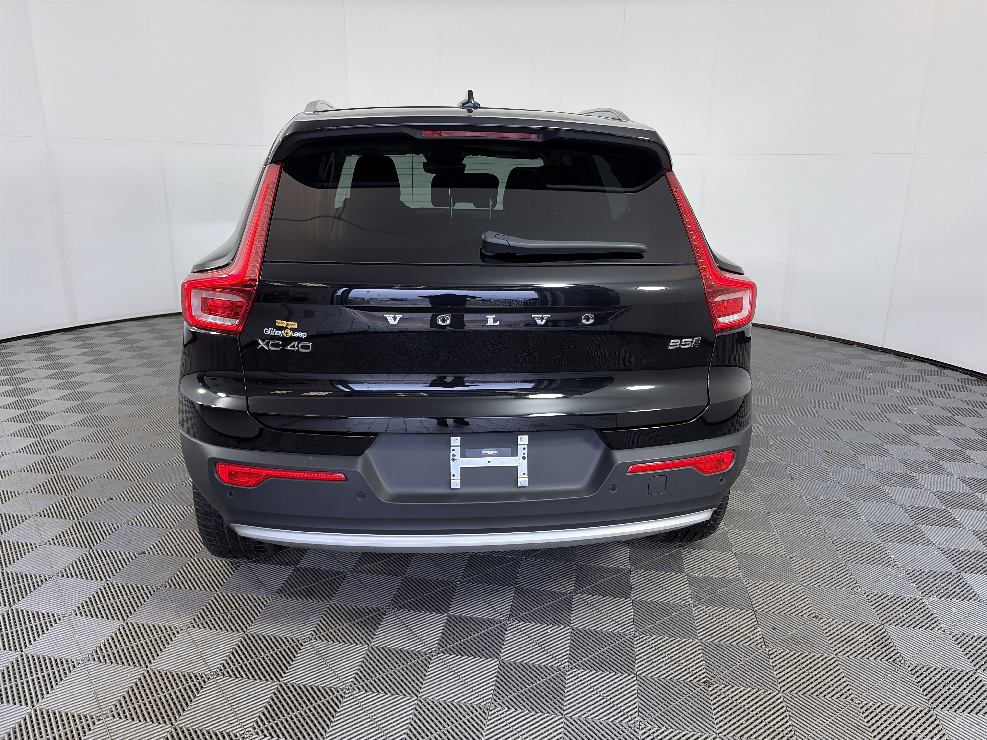 Used 2025 Volvo XC40 B5 Core image 9