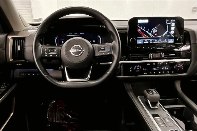 Used 2025 Nissan Pathfinder Platinum AWD/4WD image 6