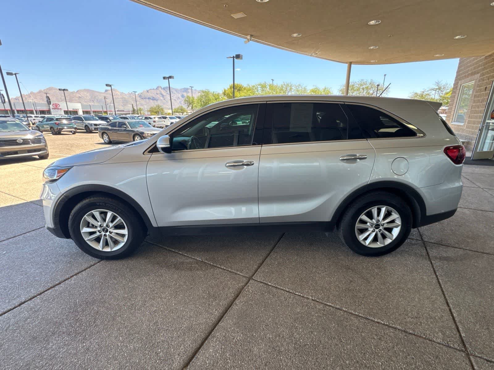Used 2019 Kia Sorento FWD V6 image 3