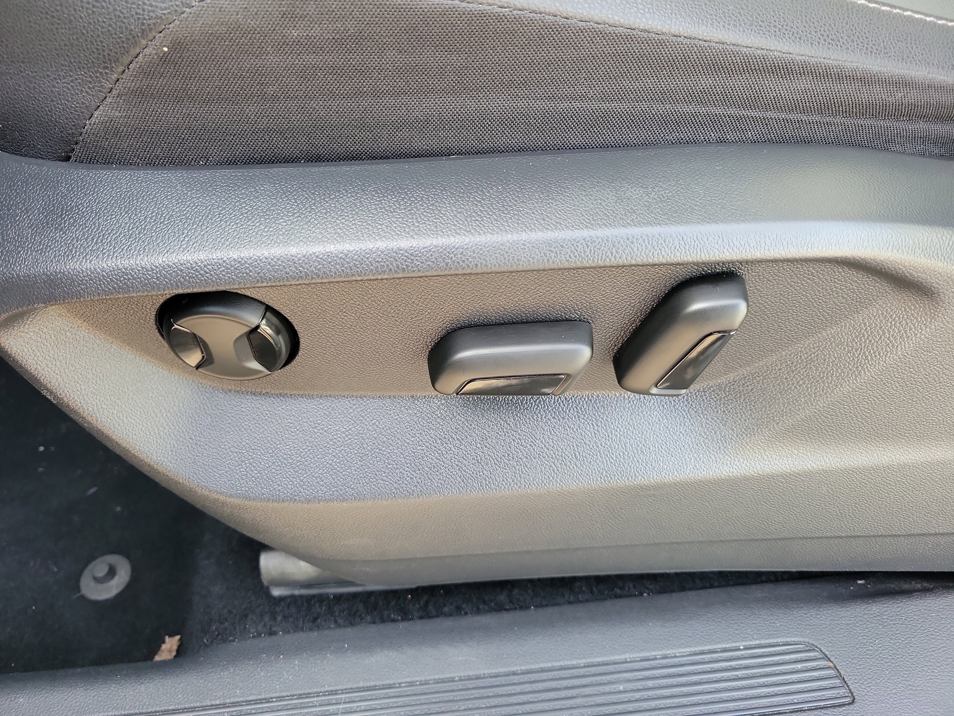 Used 2020 Volkswagen Tiguan SE image 23