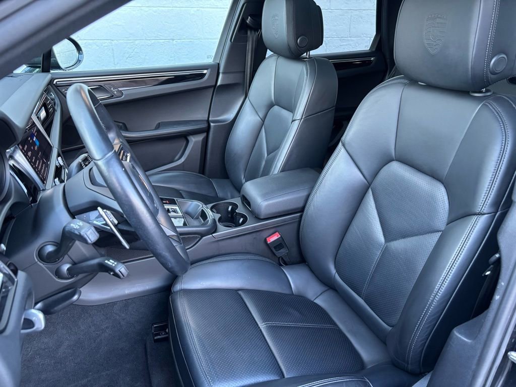 Certified 2023 Porsche Macan image 5