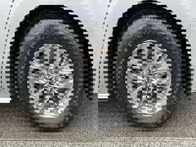 Used 2023 Toyota Sienna XLE image 5