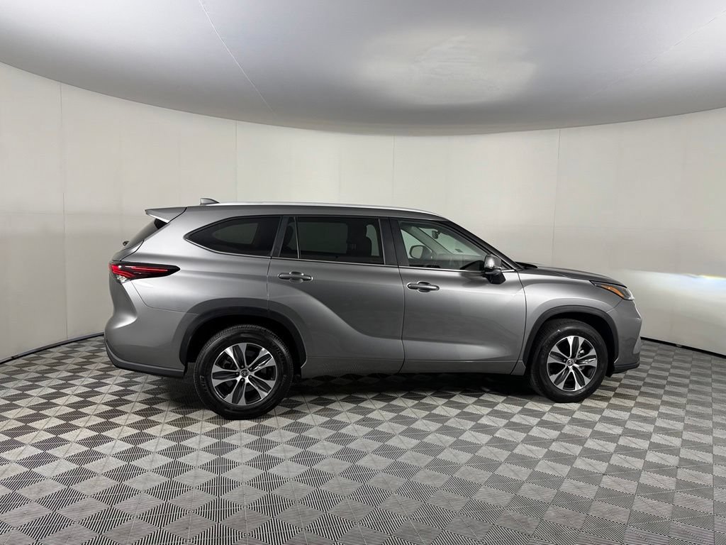 Used 2025 Toyota Highlander XLE FWD image 6