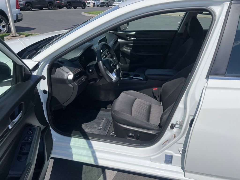 Used 2025 Nissan Altima 2.5 SV FWD image 15