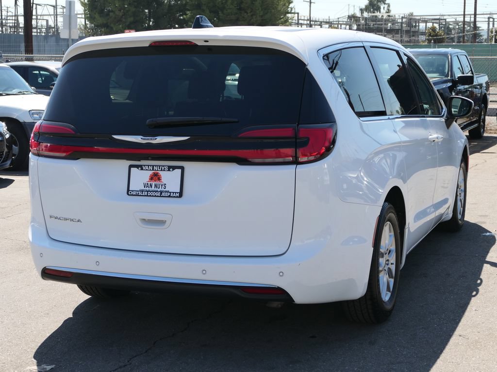 Used 2023 Chrysler Pacifica Touring-L FWD image 3