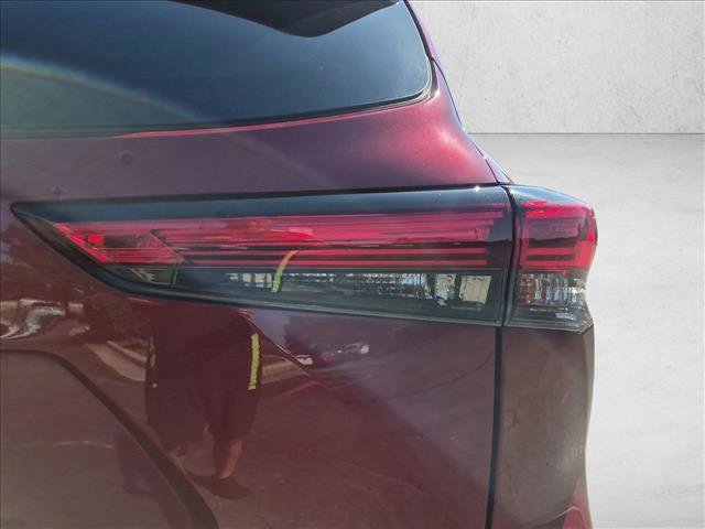 Used 2022 Toyota Highlander XLE FWD image 12