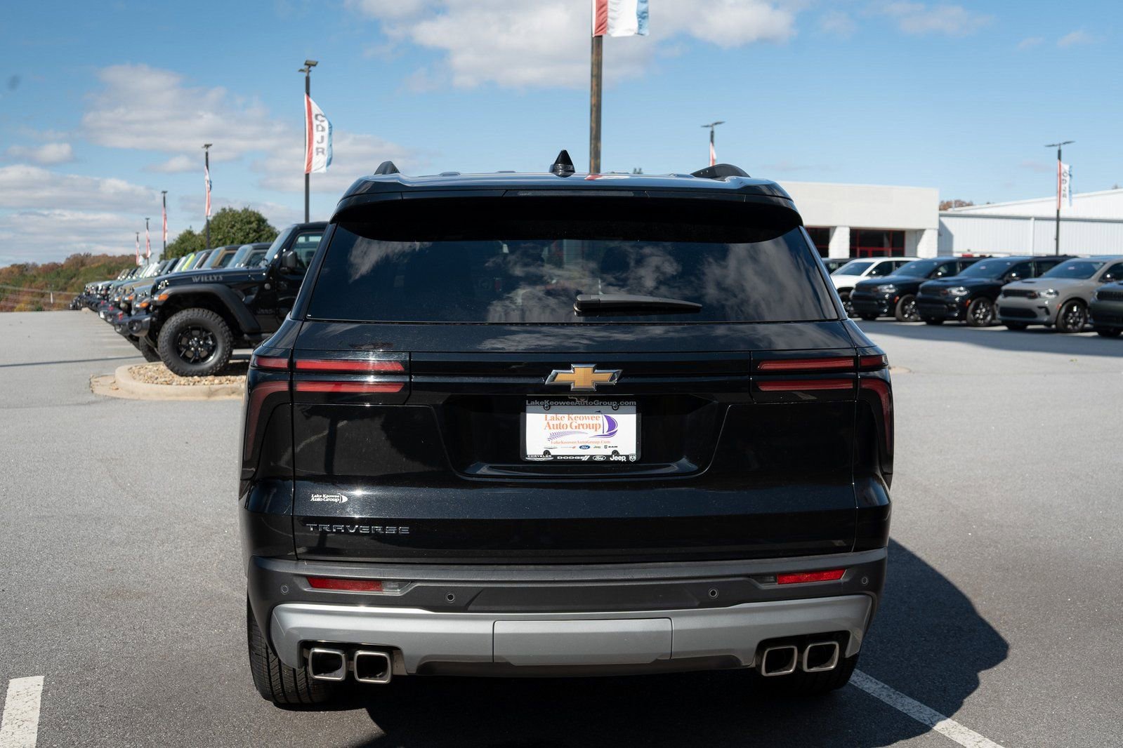 Used 2025 Chevrolet Traverse LT image 8
