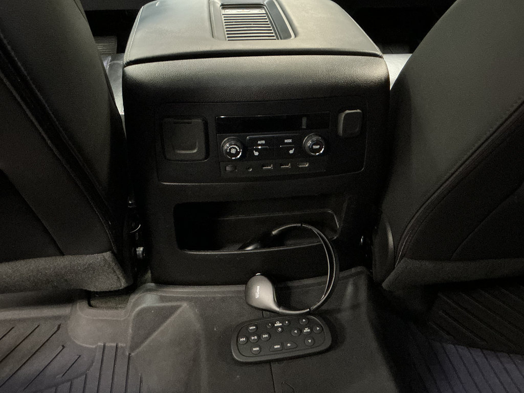 Used 2018 Chevrolet Suburban Premier AWD/4WD image 31