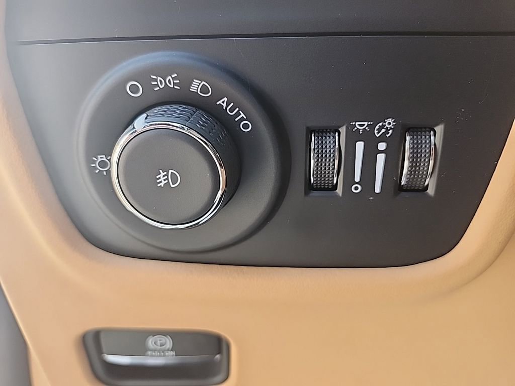 Used 2025 Jeep Grand Cherokee L Summit AWD/4WD image 17