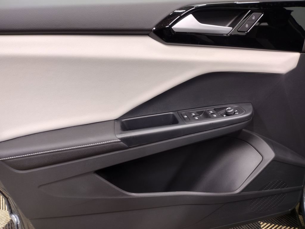 Certified 2025 Volkswagen Taos S image 17