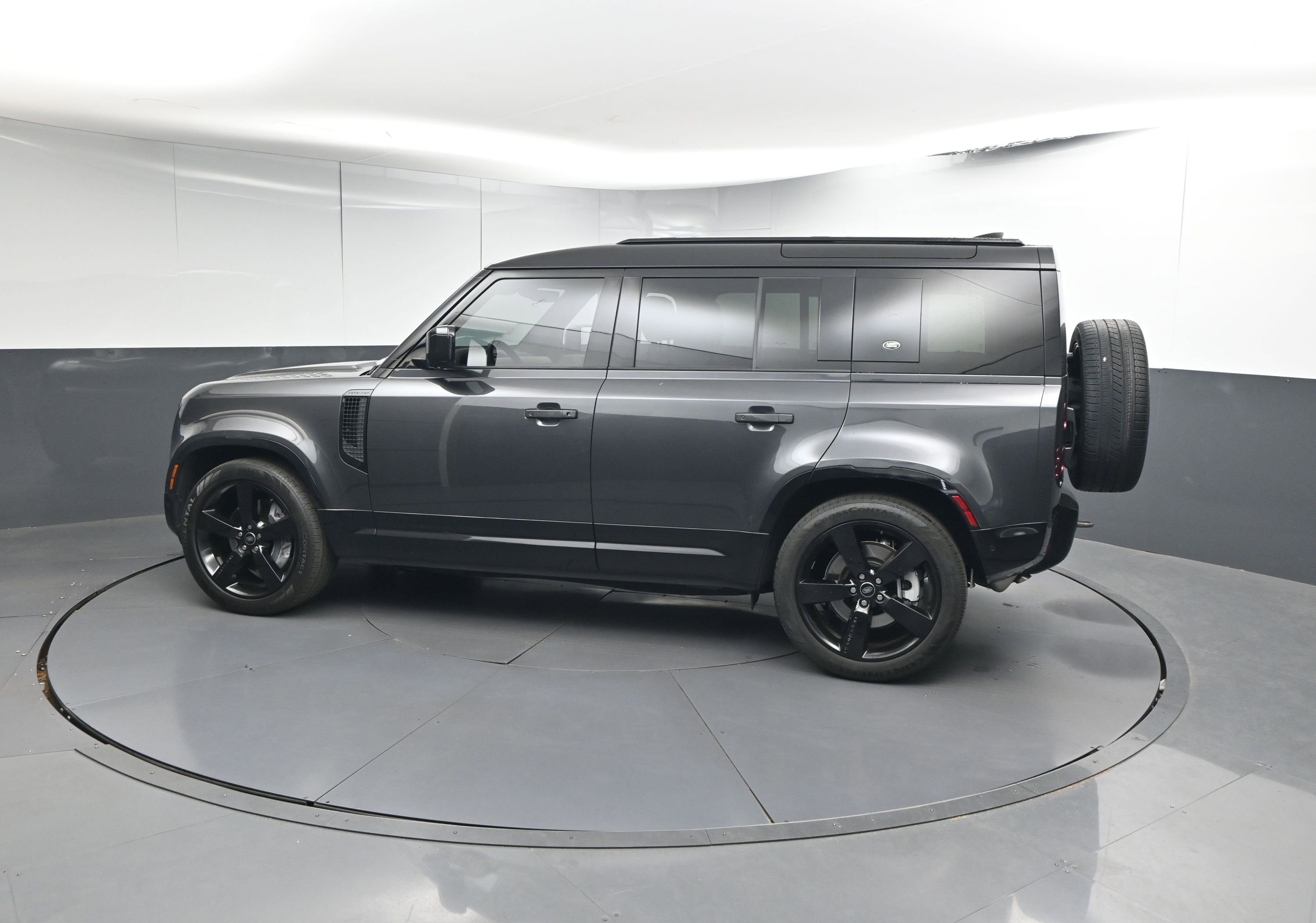 Used 2023 Land Rover Defender 110 X-Dynamic SE image 23