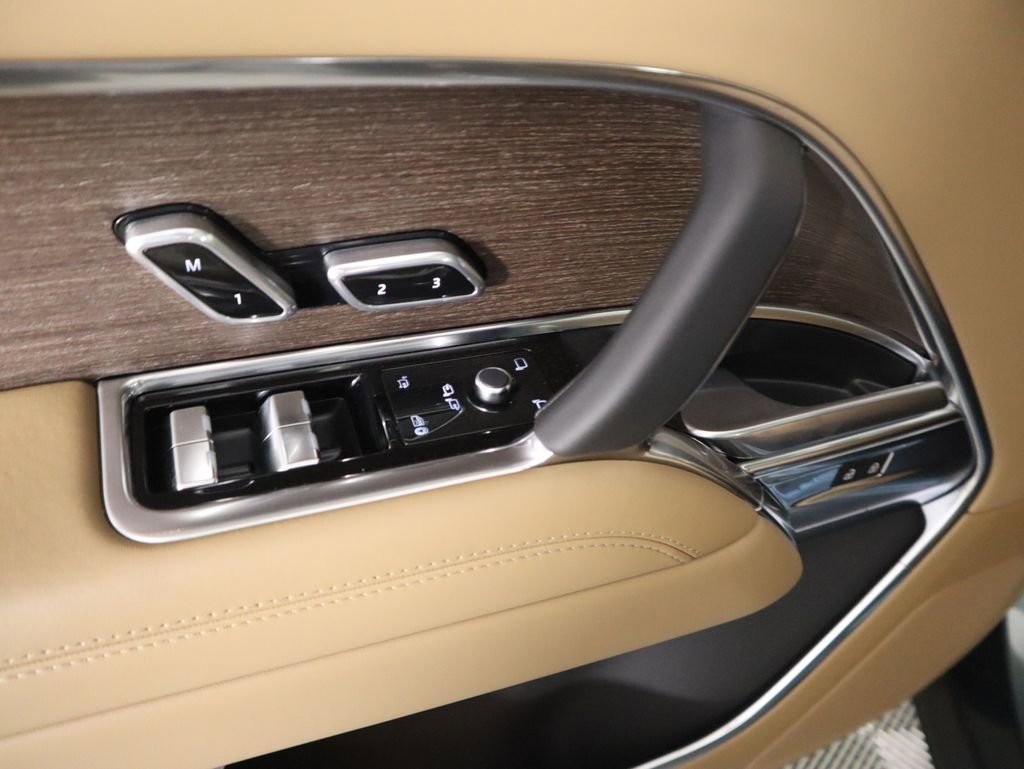 New 2025 Land Rover Range Rover Long Wheelbase SE image 24