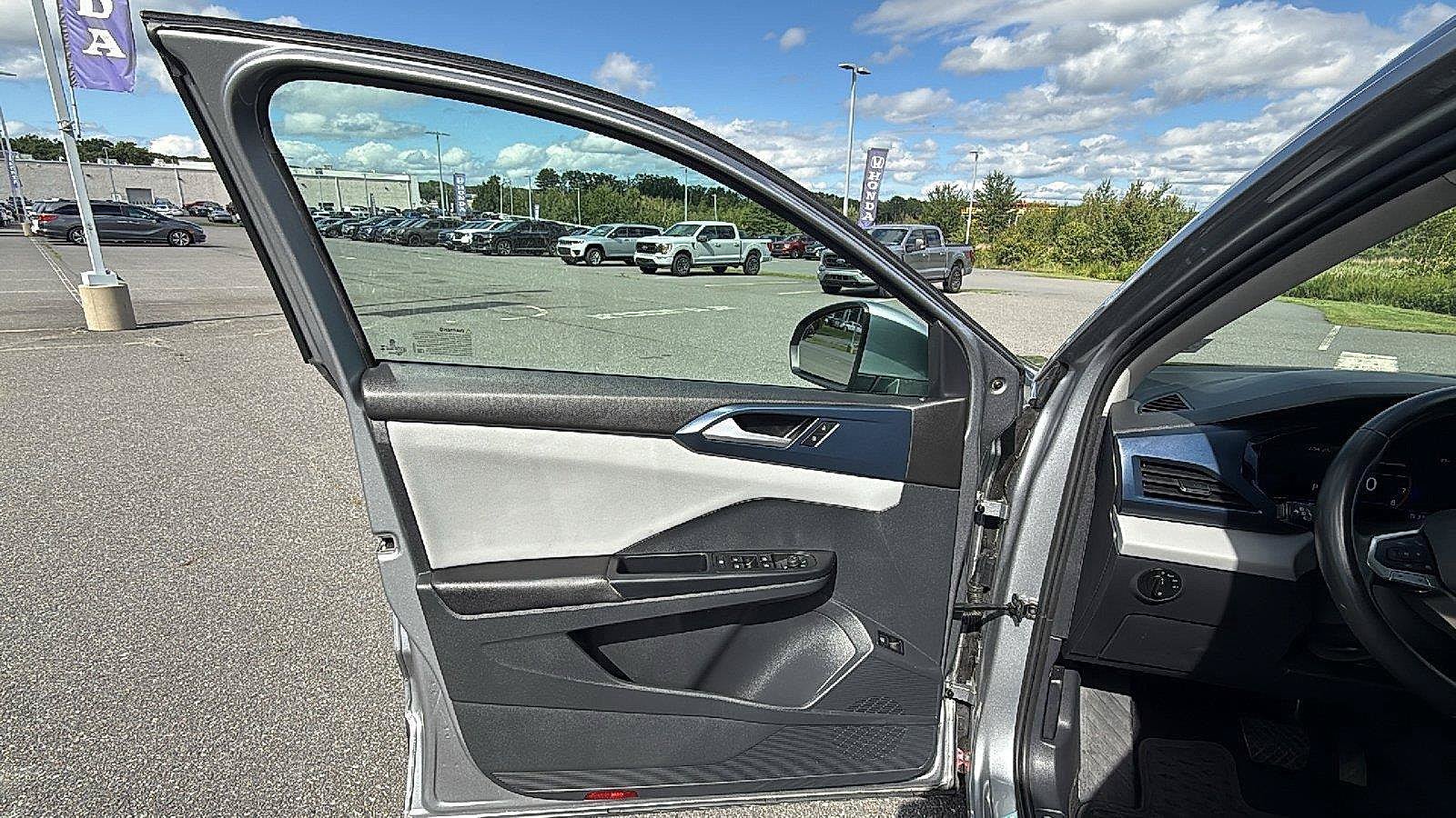 Used 2023 Volkswagen Taos SE w/ Panoramic Sunroof Package AWD/4WD image 23