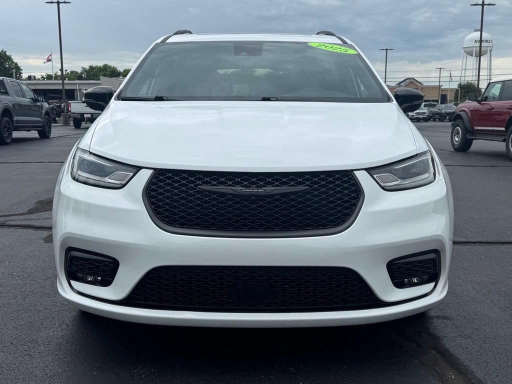 Used 2025 Chrysler Pacifica Limited FWD image 33